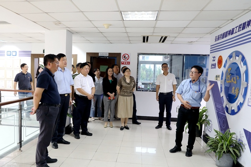 2020年7月29日，時任浙江省政協常委、社法委副主任、省總工會副主席、一級巡視員董建偉蒞臨景興紙業(yè)調研新時代工匠培育工作